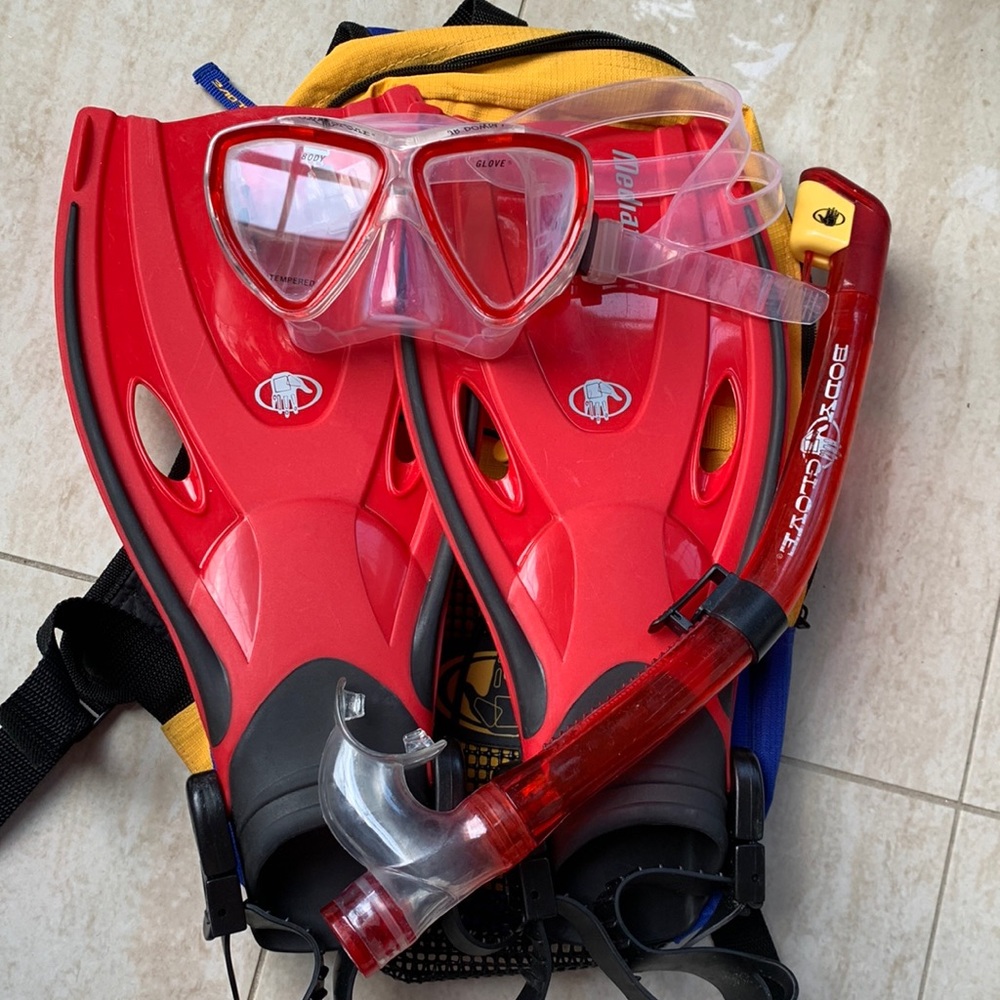 Jr. Snorkelling kit: mask, snorkel, adjustable fins, carry backpack